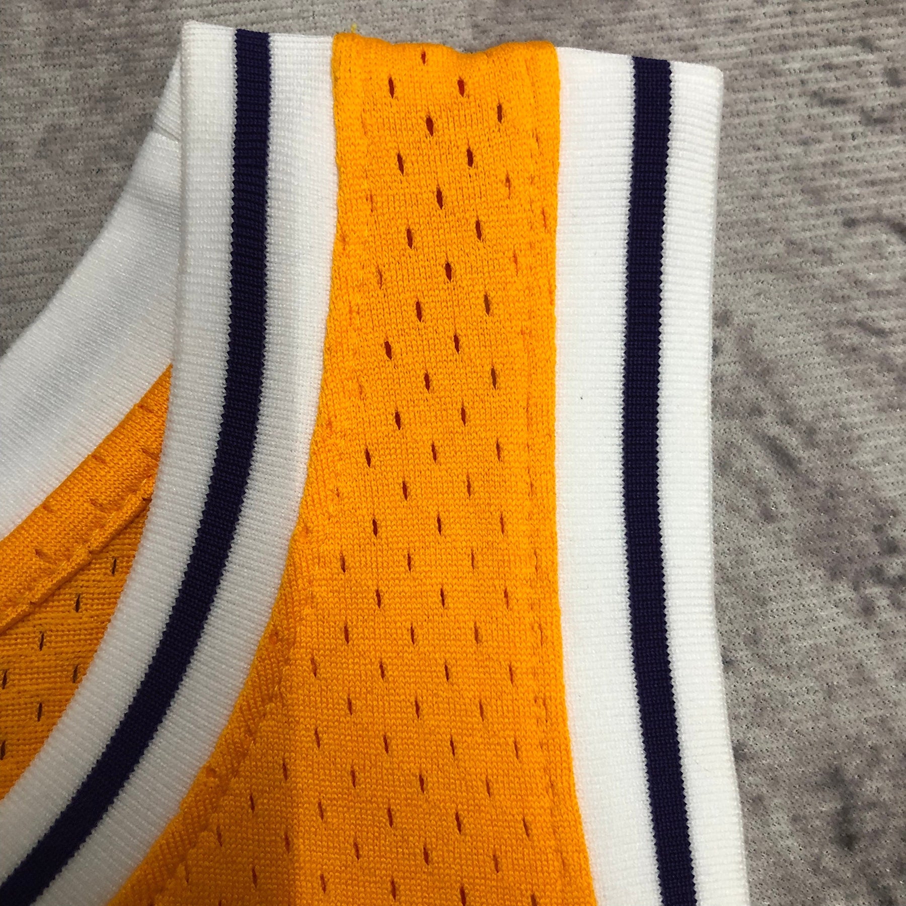 Regata Mitchell & Ness Los Angeles Lakers 1984-1985 Amarela